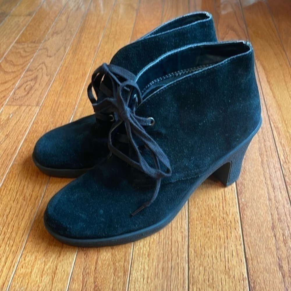 🍰 Aerosoles Ruffalo wing suede booties
